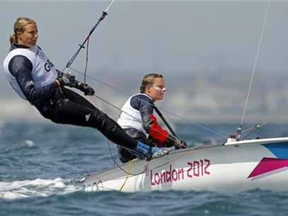 Britain's Hannah Mills and Saskia Clark sail during the first race of the women's 470 sailing class at the London 2012 Olympic Games in Weymouth and Portland, southern England, August 3, 2012. Foto: Benoit Tessier / Reuters In English