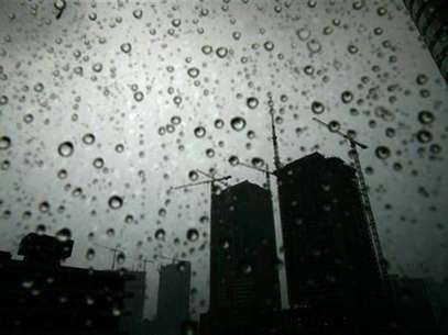 Raindrops are seen on a window pane near cranes at the downtown area of Miami June 13, 2007. Foto: Carlos Barria / Reuters In English