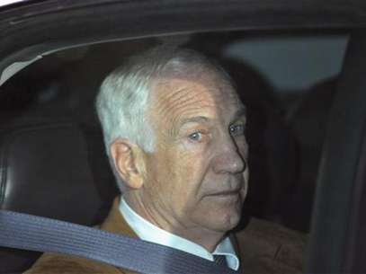 Former Penn State assistant football coach Jerry Sandusky leaves the Centre County Courthouse after his conviction in his child sex abuse trial in Bellefonte, Pennsylvania, June 22, 2012. Foto: Pat Little / Reuters In English
