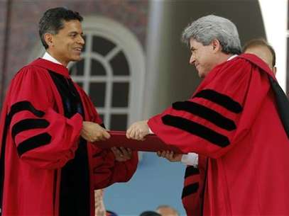 Journalist and writer Fareed Zakaria (L) receives an honorary Doctor of Laws degree from Marc Goodheart, Secretary of the Harvard Corporation, during the 361st Commencement Exercises at Harvard University in Cambridge, Massachusetts May 24, 2012. Foto: Brian Snyder / Reuters In English