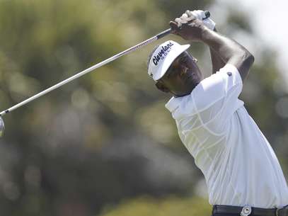 Vijay Singh, de Islas Fiyi, realiza su golpe de salida en el hoyo uno, durante la tercera ronda del torneo PGA Championship, el sábado 11 de agosto de 2012, en Kiawah Island, Carolina del Sur.  Foto: Chuck Burton / AP