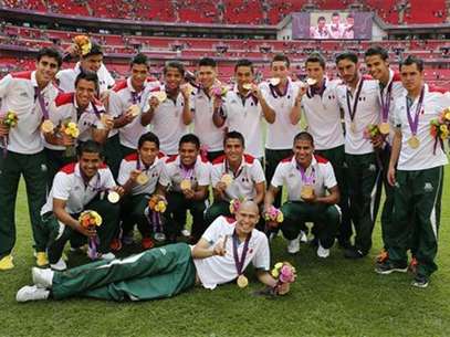 Los integrantes de la selección mexicana de fútbol celebran en el estadio de Wembley tras ganar la medalla de oro en los Juegos de Londres. Ago 11, 2012. Foto: Sergio Moraes / Reuters en español