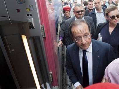 France's President Francois Hollande walks ahead of his companion Valerie Trierweiler as they board a TGV high-speed train at the Gare de Lyon train station in Paris as they depart for their summer holidays August 2, 2012. Foto: Julien Muguet / Reuters In English