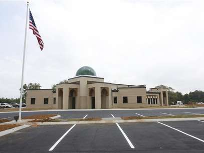 A general view shows the U.S. flag in front of the newly opened Islamic Center of Murfreesboro in Murfreesboro, Tennessee August 10, 2012. Foto: Harrison McClary / Reuters In English
