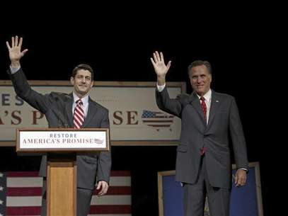 House Budget Chairman Paul Ryan (L) (R-WI) introduces U.S. Republican presidential candidate Mitt Romney (R) as he addresses supporters at Lawrence University during a campaign stop in Appleton, Wisconsin, in this March 30, 2012 file photo. Foto: Files / Reuters In English