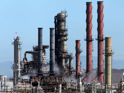 Una nube blanca sale de la refinería de la compañía Chevron durante un fuego controlado el martes 7 de agosto de 2012, un día después del incendio tóxico en Richmond, California. Las autoridades federales que investigan la causa del incendio en la refinería se enfocan en la posible corrosión en una tubería instalada hace décadas que la compañía inspeccionó el año pasado pero no reemplazó, dijeron investigadores federales a The Associated Press el sábado 11 de agosto.   Foto: The Contra Costa Times, Laura A. Oda / AP