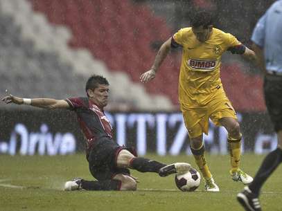 El argentino Rubens Sambueza, derecha, del América, lucha por el balón con el defensa Héctor Mancilla del Atlas durante un partido de la cuarta jornada del Apertura mexsicano, el sábado 11 de agosto de 2012, en la Ciudad de México.  Foto: Christian Palma / AP
