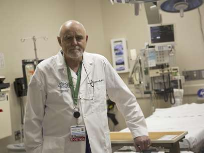 En esta fotografía del 8 de agosto de 2012, el doctor Stephen W. Hargarten posa para una fotografía en la escuela de medicina de la universidad Froedtert & Medical College, de Wisconsin, en Milwaukee. Hargarten ayudó a muchas de las víctimas del tiroteo del domingo en el templo sij de Wisconsin.  Foto: Jeffrey Phelps / AP