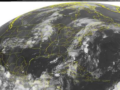 Imagen de satélite de la Administración Nacional del Océano y la Atmósfera (NOAA), del domingo 12 de agosto de 2012 a la 1.45 a.m., hora de la costa este, mostrando una fuerte nubosidad frente a la costa mexicana del Pacífico, en la esquina inferior izquierda. La tormenta tropical Héctor se fortaleció levemente el domingo frente a la costa occidental de México, pero los meteorólogos esperan que aleje más de tierra en los próximos días.  Foto: Weather Underground / AP