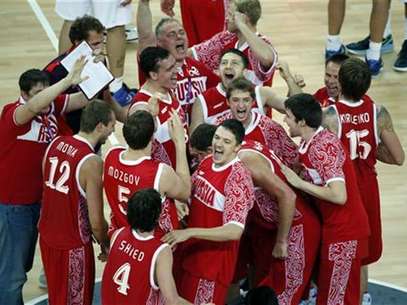 Los jugadores de la selección rusa de baloncesto celebran el domingo tras conquistar la medalla de bronce al superar a Argentina en los Juegos Olímpicos de Londres. Ago 12, 2012. Foto: Lucy Nicholson / Reuters en español