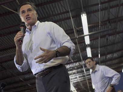Republican U.S. presidential candidate Mitt Romney (L) speaks while vice president select U.S. Congressman Paul Ryan (R-WI) looks on during a campaign stop at Absolute Style furniture store in High Point, North Carolina August 12, 2012. Foto: Shannon Stapleton / Reuters In English