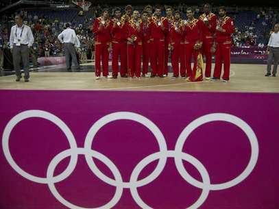 Spain's players pose with their silver medals during victory ceremony at the North Greenwich Arena during the London 2012 Olympic Games August 12, 2012. Foto: Sergio Perez / Reuters In English