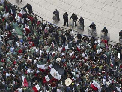 Mexicans celebrate after Mexico won Brazil in their men's soccer final gold medal match during the London 2012 Olympic Games at Angel de la Independencia monument, in Mexico City August 11, 2012. Foto: Bernardo Montoya / Reuters In English