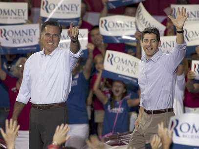 El candidato a la presidencia por el Partido Republicano Mitt Romney, izquierda, y su aspirante a la vicepresidencia el representante Paul Ryan, de Wisconsin, llegan a una actividad de campaña el domingo 12 de agosto del 2012 en Mooresville, Carolina del Norte.  Foto: Jason E. Miczek / AP