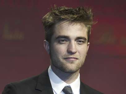 El actor británico Robert Pattinson llega al estreno de "Crepúsculo la saga: Amanecer - parte 1" en Berlín, el 18 de noviembre del 2011. Pattinson, quien se ha mantenido alejado de los reflectores desde que se enteró el mes pasado que su novia y coprotagonista de "Twilight" Kristen Stewart tuvo un romance con un director de cine casado, volverá a la luz el lunes 13 de enero del 2012 en el programa "The Daily Show" de Jon Stewart.  Foto: Markus Schreiber, Archivo / AP