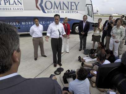 El virtual candidato presidencial republicano Mitt Romney descartó el lunes 13 de agosto de 2012 que impulsar leyes que restrinjan la posesión de armas de fuego sea la respuesta a la reciente oleada de ataques a tiros que han dejado numerosos muertos en Estados Unidos. En la imagen, Romney conversa con la prensa en la pista del aeropuerto internacional de Miami. Lo acompañan el procurador de Florida, Pam Bondi, a la derecha, y el senador Marco Rubio.  Foto: Mary Altaffer / AP