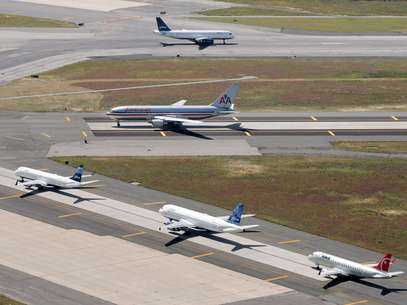 Aviones en pistas del Aeropuerto Internacional John F. Kennedy en Nueva York en una fotografía del 8 de septiembre de 2008.  Foto: Mark Lennihan, archivo / AP