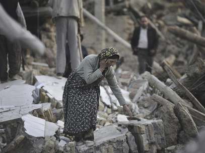 Una mujer busca entre los escombros de su vivienda desplomada en un poblado cerca de la ciudad de Varzaqan en el noroeste de Irán, el domingo 12 de agosto del 2012. Dos terremotos seguidos causaron la muerte a más de 300 personas e hirieron a más de 2.000 pobladores el domingo.  Foto: Mehr News Agency, Mahsa Jamali / AP