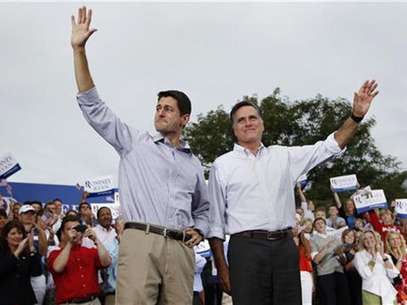 El candidato republicano a la presidencia de Estados Unidos, Mitt Romney, y el congresista Paul Ryan, a quien escogió como candidato a la vicepresidencia, saludan a partidarios en Waukesha, Wisconsin. Foto: Shannon Stapleton / Reuters en español