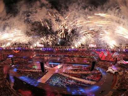 Fuegos artificiales durante la ceremonia de cierre de los Juegos Olímpicos de Londres 2012 en el Estadio Olímpico. Foto: Emily Cole / Reuters en español