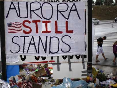 A sign is seen at a memorial for the theater-goers killed in the July 20, 2012 mass shooting, in Aurora, Colorado July 27, 2012. Foto: Rick Wilking / Reuters In English