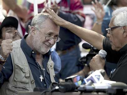 El poeta y activista mexicano Javier Sicilia, izquierda, recibe la bendición del padre Richard Estrada al arribar con su Caravana por la Paz a Los Angeles, lunes 13 de agosto de 2012.  Foto: Grant Hindsley / AP