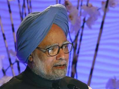 India's Prime Minister Manmohan Singh (in blue turban) inspects a guard of honour upon his arrival at the historic Red Fort during Independence Day celebrations in Delhi August 15, 2012. Singh forecast economic growth of more than 6.5 percent for this fiscal year on Wednesday, a more optimistic take than a recent spate of private projections that saw growth slowing to as low as 5.5 percent. Foto: B Mathur / Reuters In English
