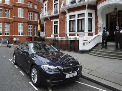 Un grupo de policías custodia la entrada de la embajada de Ecuador en Londres. Foto: Ki Price / Reuters