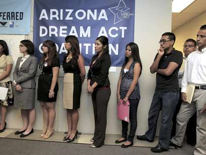Jóvenes inmigrantes forman fila para acogerse al nuevo programa Acción Diferida para los Llegados en la Infancia. Foto: Ross D. Franklin / AP