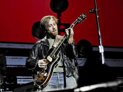 El guitarrista y vocalista de la banda de rock The Black Keys, Dan Auerbach, durante un concierto en el Madison Square Garden, en Nueva York en una fotografía del 12 de marzo de 2012. Los aobgados de Pizza Hut y The Home Depot negaron ante una corte de Los Angeles que sus comerciales hagan uso indebido de la música de The Black Keys.  Foto: Evan Agostini, archivo / AP