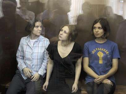 Members of the female punk band "Pussy Riot" (R-L) Nadezhda Tolokonnikova, Maria Alyokhina and Yekaterina Samutsevich sit in a glass-walled cage during a court hearing in Moscow, August 17, 2012. A Russian judge delivers a verdict on Friday against three members of the Pussy Riot punk band whose trial for staging an anti-Kremlin protest in a church has provoked an international outcry against President Vladimir Putin. Foto: Sergei Karpukhin / Reuters In English