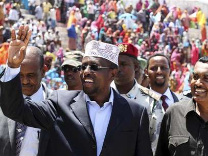 Somali President Sheikh Sharif Sheikh Ahmed arrives to mark the first year anniversary since the ouster of militant Al Shabaab fighters from the capital Mogadishu August 6, 2012. Foto: Omar Faruk / Reuters In English