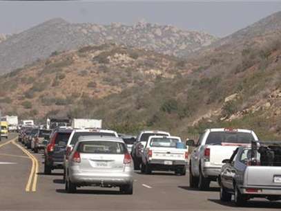 Traffic is backed up as residents return to town after being evacuated during wildfires in the Ramona area of San Diego County October 26, 2007. Foto: Phil McCarten / Reuters In English
