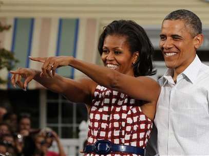 U.S. President Barack Obama is joined on stage by the first lady, Michelle Obama, after he speaks at a campaign event at the Village of East Davenport in Davenport, Iowa, August 15, 2012. Foto: Larry Downing / Reuters In English