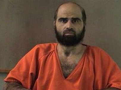 Nidal Hasan, charged with killing 13 people and wounding 31 in a November 2009 shooting spree at Fort Hood, Texas, is pictured in an undated Bell County Sheriff's Office photograph. A military judge ruled Friday not to delay Hasan's August 20 trial, and also banned Hasan from court until he shaves his beard. Foto: Handout. / Reuters In English