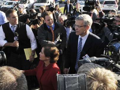 Former Penn State Athletic Director Tim Curley walks through the press after his arraignment on perjury charges in Harrisburg, Pennsylvania, November 7, 2011. Curley is charged with perjury in the Grand Jury investigation of former Penn State Football Defensive Coordinator Jerry Sandusky. Foto: Pat Little / Reuters In English