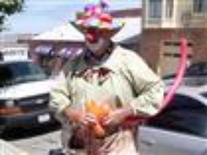 
              Families waiting for San Francisco's cable cars on a recent morning couldn't help but notice Kenny the Clown blasting music from an iPad. Little did the clown know that it would turn out to have been stolen from the home of the late Steve Jobs. (Aug. 17) 
             Foto: AP in English