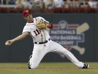 El tercera base de los Nacionales de Washington Ryan Zimmerman lanza para sacar a Kelly Shoppach de los Mets de Nueva York durante el segundo episodio del partido del viernes 17 de agosto de 2012, en Washington.  Foto: Alex Brandon / AP
