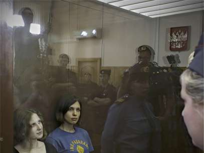 Miembros de la banda de rock punk Pussy Riot, de izquierda a derecha María Alekhina y Nadezhda Tolokonnikova en un tribunal de Moscú en viernes 17 de agosto del 2012. Un juez las halló culpables de vandalismo y las condenó a dos años de cárcel. 
 Foto: Sergey Ponomarev / AP