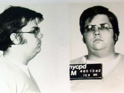 A mug-shot of Mark David Chapman, who shot and killed John Lennon, is displayed on the 25th anniversary of Lennon's death at the NYPD in New York December 8, 2005. Foto: Stringer / Reuters In English