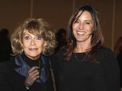 Veronique Peck (L), widow of actor Gregory Peck, and her daughter, actress and filmmaker Cecilia Peck, pose at a screening celebrating the 50th anniversary of the Academy Award winning film "To Kill A Mockingbird" at the Academy of Motion Picture Arts & Sciences in Beverly Hills, California, in this file April 11, 2012 photo. Foto: Fred Prouser / Reuters In English