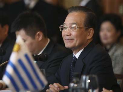China's Premier Wen Jiabao attends a meeting with Uruguayan Vice-President and President of the Congress Danilo Astori, during a visit to the Congress building in Montevideo, June 23, 2012. Wen is in Uruguay for an official visit. Foto: Pablo La Rosa / Reuters In English