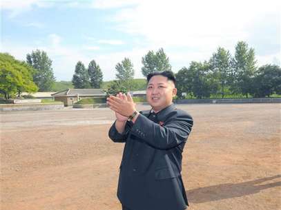 North Korean leader Kim Jong-Un visits a sub-unit under the Korean People's Army Unit 552 in this undated picture released by the North's official KCNA news agency in Pyongyang August 7, 2012. Foto: KCNA / Reuters In English