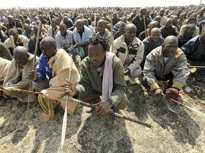 Striking miners hold weapons as they wait to be addressed by former African National Congress Youth League (ANCYL) President Julius Malema outside a South African mine in Rustenburg, 100 km (62 miles) northwest of Johannesburg August 18, 2012. Foto: Siphiwe Sibeko / Reuters In English