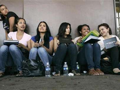 Students wait in line for assistance with paperwork for the Deferred Action for Childhood Arrivals program at the Coalition for Humane Immigrant Rights of Los Angeles in Los Angeles, California, August 15, 2012. Foto: Jonathan Alcorn / Reuters In English