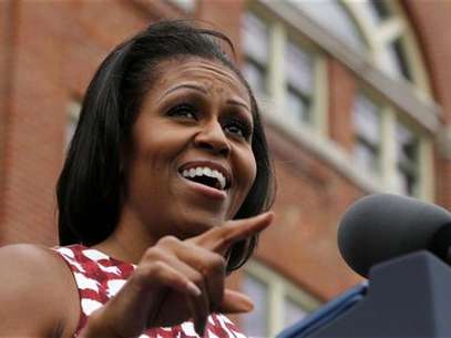 First lady Michelle Obama introduces U.S. President Barack Obama at an event at the Alliant Energy Amphitheater in Dubuque, Iowa, August 15, 2012. Foto: Larry Downing / Reuters In English