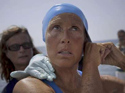 La nadadora estadounidense Diana Nyad se prepara para saltar al agua para iniciar su nado desde La Habana, Cuba, a Florida, el sábado 18 de agosto de 2012.  Foto: Ramón Espinosa / AP
