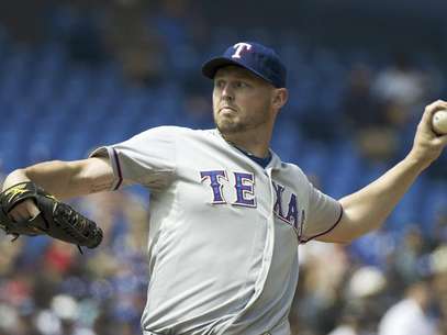 Matt Harrison, de los Rangers de Texas, lanza contra los Azulejos de Toronto, en la primera entrada del juego del domingo 19 de agosto de 2012, en  Toronto.  Foto: The Canadian Press, Nathan Denette / AP