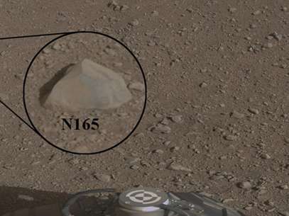 Imagen concedida por la NASA el domingo 19 de agosto de 2012 del acercamiento a una roca marciana que fue destruida por el instrumento láser del explorador Curiosity de la NASA.  Foto: NASA / AP