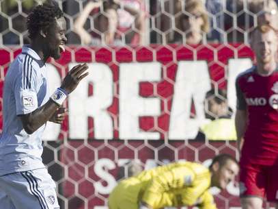 Kei Kamara, de Kansas City, celebra tras marcar un gol ante el Toronto FC el sábado 18 de agosto de 2012.  Foto: The Canadian Press, Chris Young / AP